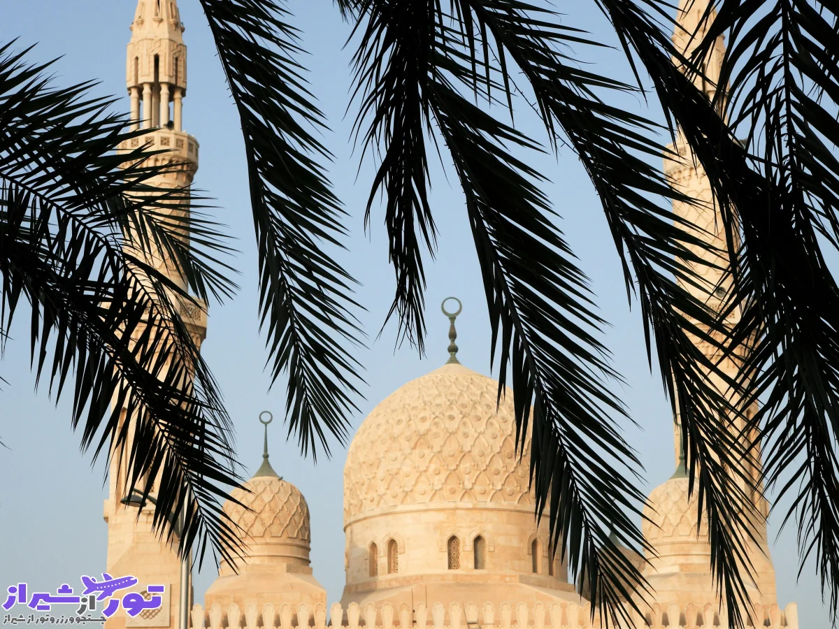 مسجد جمیرا از مهمترین نمادهای دبی در محلهٔ جمیرا