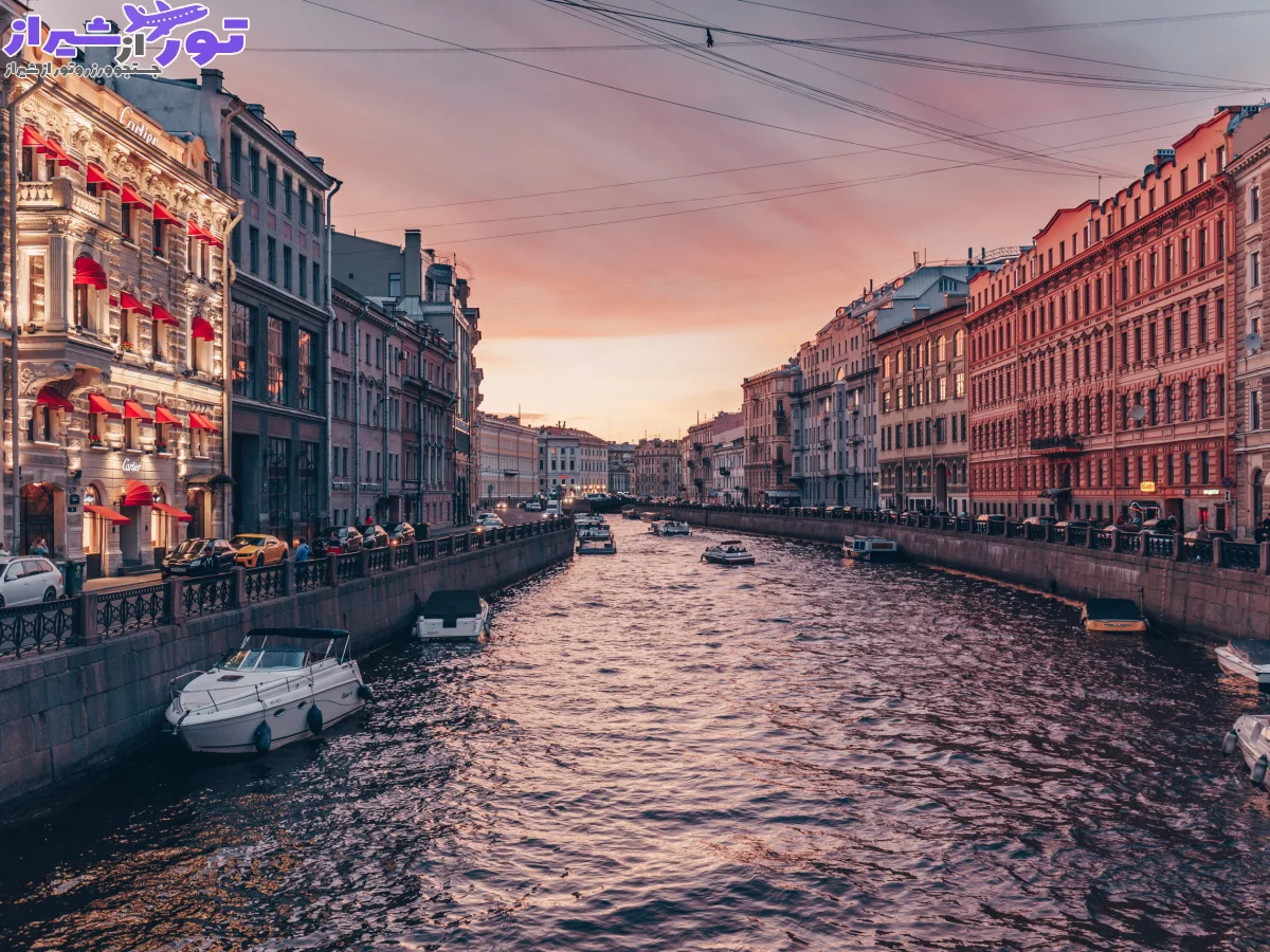 سیر کردن در رودخانه‌ها و کانال‌های سن پترزبورگ با قایق